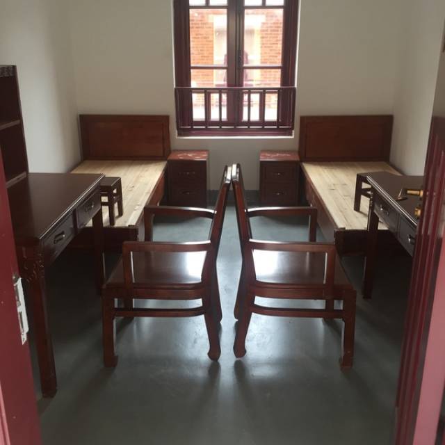 宿舍内部是这样的,这个寝室真的美死了, 红木白墙,民国风.