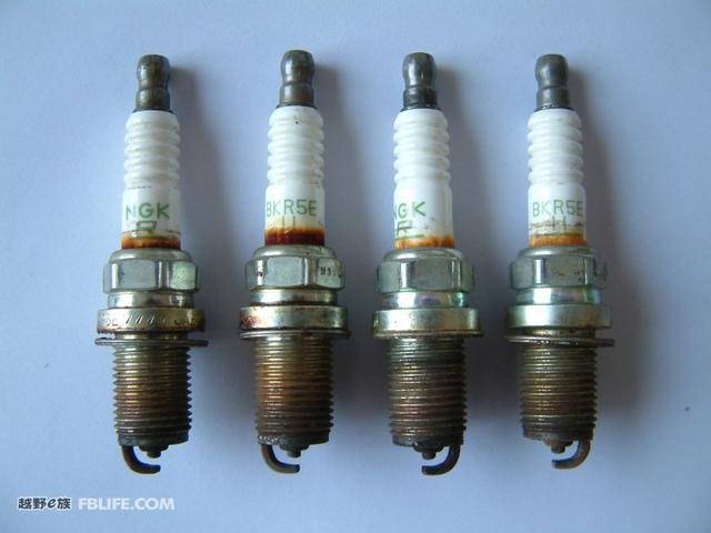 这种黄色,茶色的污垢叫做电晕,火花塞电晕的产生:由于火花塞内部的