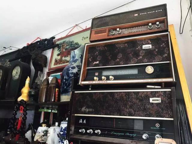 黑胶唱片机,据老板说,曾经还有剧组的人来他这淘道具.