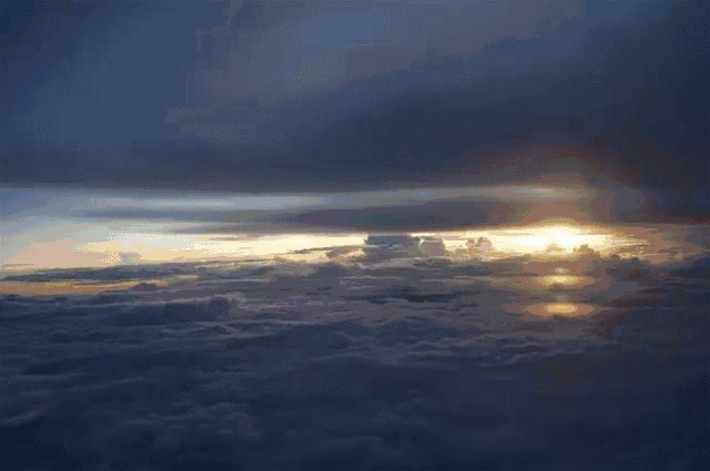 日照金山!我真的在飞机上看到啦!