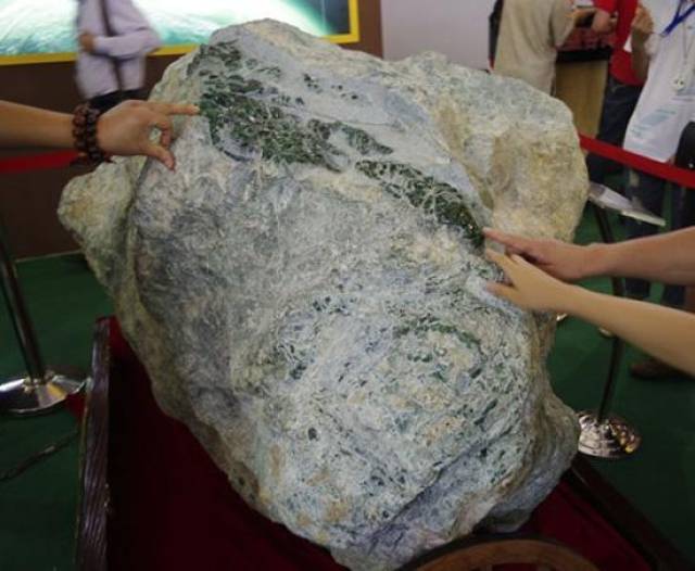 这翡翠原石被称为亚洲一号,种水十足为何无人敢买