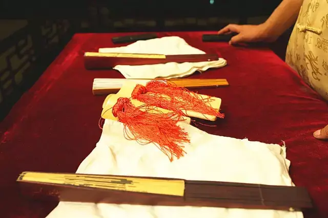 常用道具:醒木,折扇,手绢,桌子,御子(唱太平歌词时伴奏的乐器,一般是