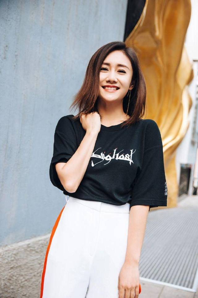 身高1米65刘芸穿上高腰长裤简直是满屏大长腿,腿长似2米