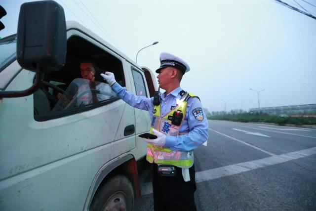 有人你海淀交警蜀黍有大行动货车司机千万别这么干