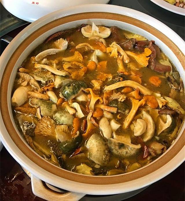 电话: 0871-63622929 这就是他家的招牌 主要是以野生菌菜品糸列为主