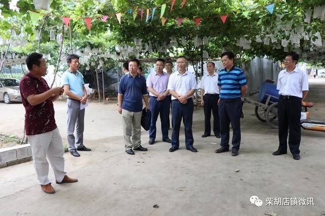 8月15日,滕州市人大常委会副主任李广宪一行在市经管局局长王建桥的