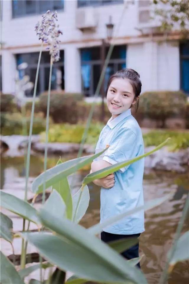 长郡主持冠军考上武大,校服照清纯无比,初恋的感觉