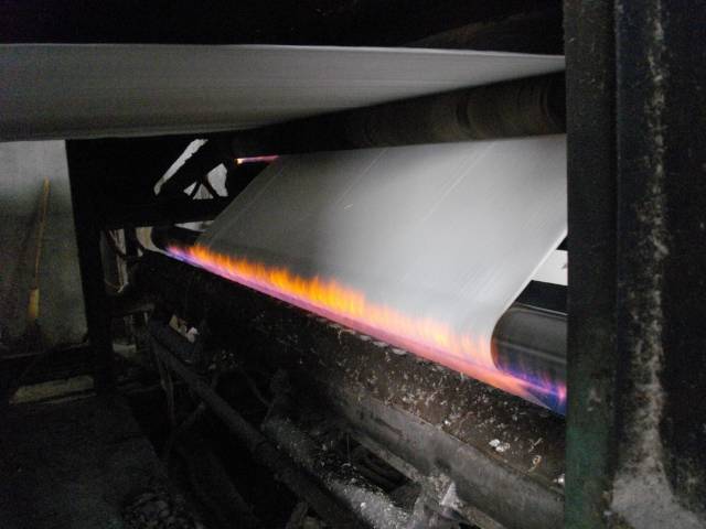 如何判断织物是否经过了烧毛处理?烧毛工艺的目的和原理