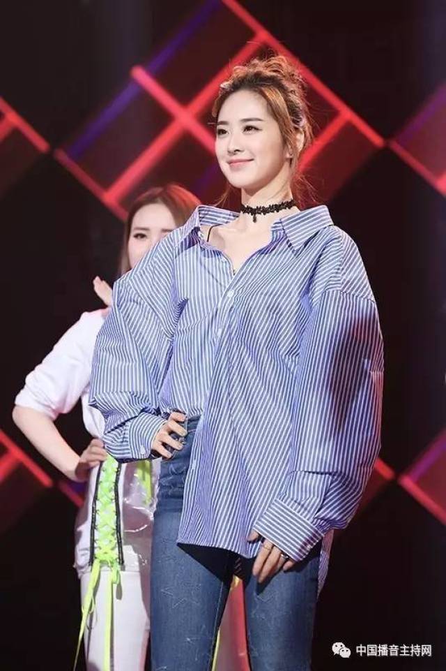 抢镜头还说吴昕高龄!代班谢娜主持快本的刘烨