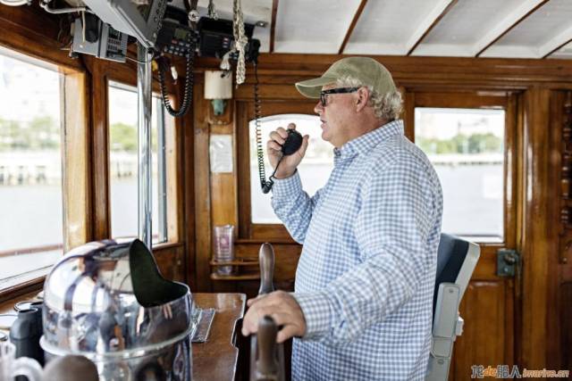 kennedy船长正在掌舵.