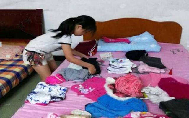 泓文学子在家自觉收拾衣物,整理房间