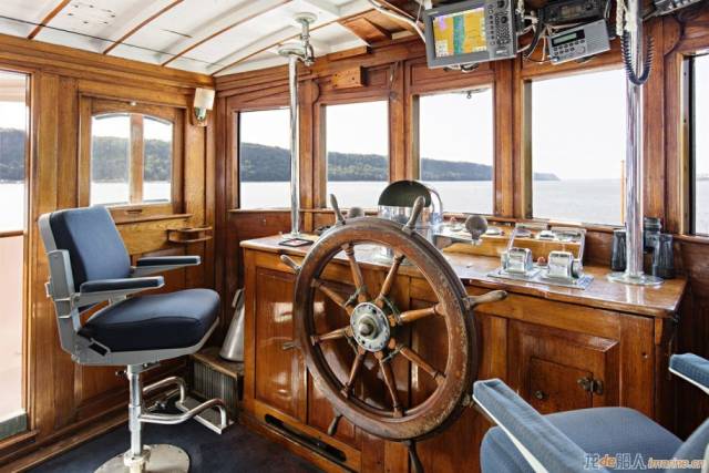 百年"老古董"木质船变身现代游艇