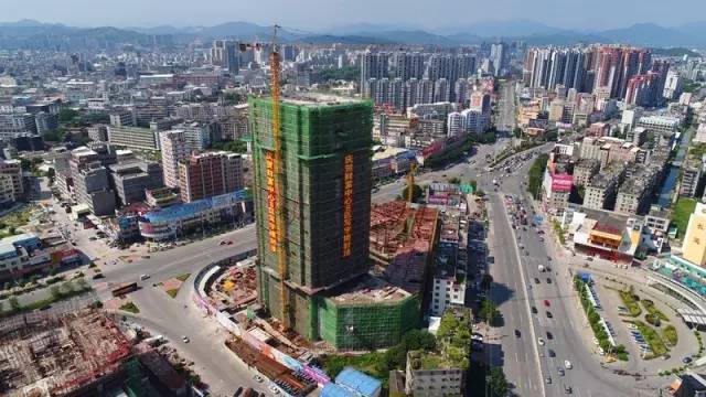 潮州财富中心传来喜讯 双塔建筑b区写字楼成功封顶