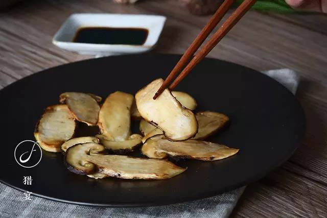 新鲜松茸的正确清洗方法,请看以下猎宴君绘声绘色的q版简单三步骤