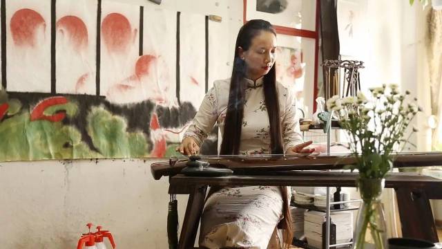 "在画《 背影》系列时,我会更主动地去找人物本身的性格,就在那简单