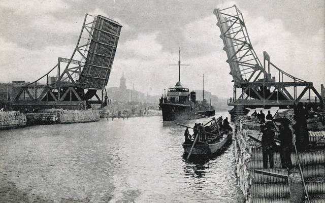 天津的开启式铁桥