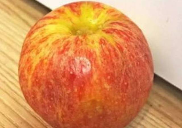 由于低温引起的冻伤 冻伤后水果也会因为细胞破损 导致外表不怎么