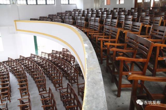 焕然一新的井美会堂内部.