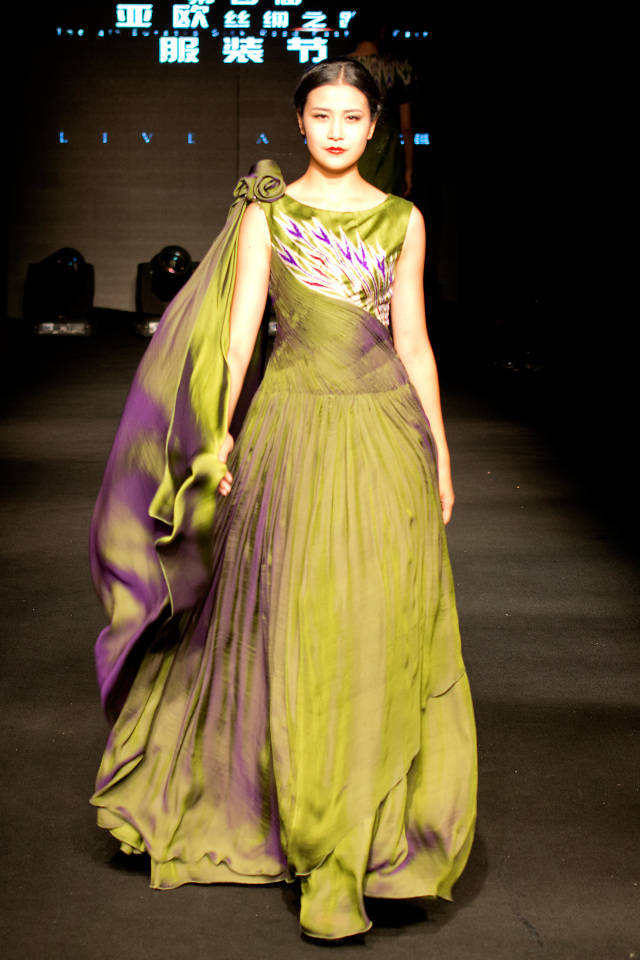 王一桦 3000年艾德莱斯今日新貌 | 亚欧时装周