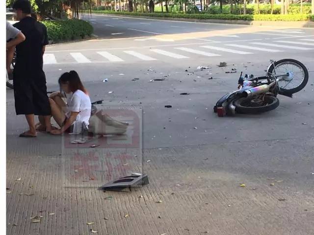 阳春谷皇洞路口发生一起交通事故!导致一女腿骨折!男多处受伤!