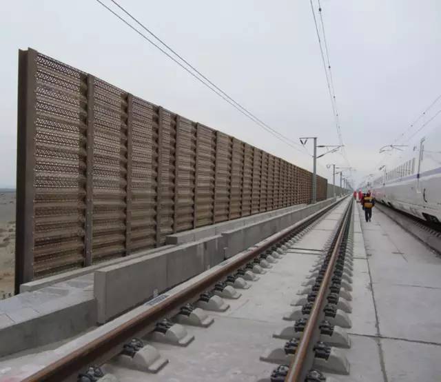 (为高铁特建的防风墙)