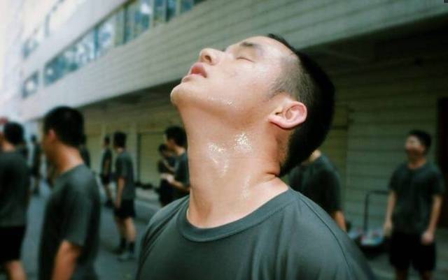 训练完后,汗水打湿了衣服,他无怨无悔.