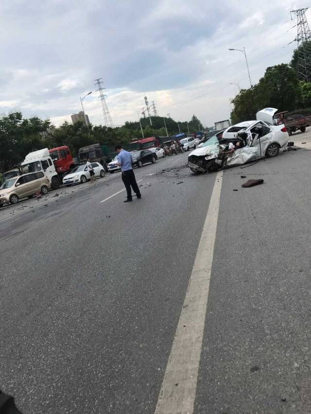 今早北環盧氏茶城附近發生一起車禍!現狀慘烈!有人員傷亡!