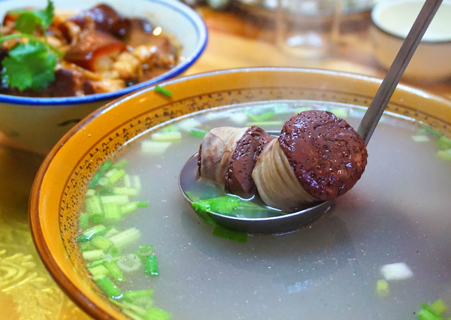大肠血 汤头清爽有胡椒香气,大肠韧而脆,猪血不错,多吃可以补血也可以
