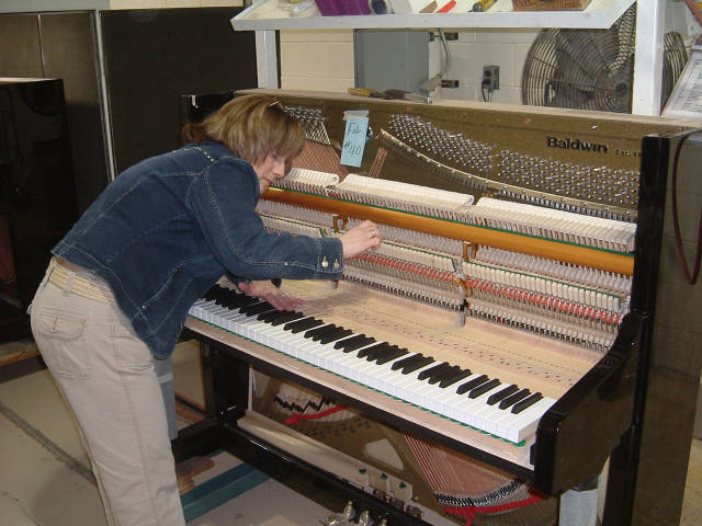 参观美国钢琴手工业先驱者