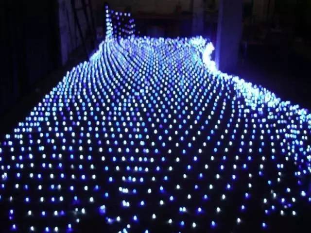 把"银河"搬到地表,在城市看星空大瀑布,让星光海洋进驻陆地.