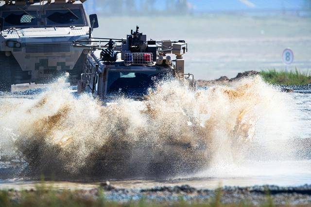 国产vp11防雷反伏击车高速驶入水池 画面冲击感十足