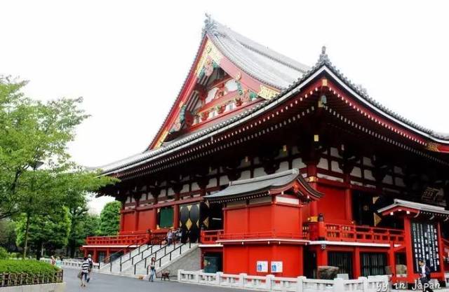 浅草寺是东京最著名,最古老的寺庙,每年都有许多人前来寺庙祈福保平安