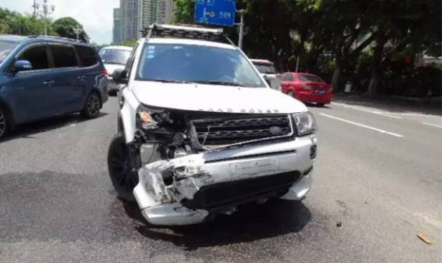 女司机开奔驰狠撞路虎,被撞路虎却要赔十几万!更无辜的是.