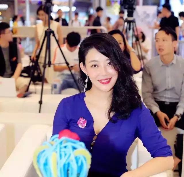 深圳卫视主持人 tina女士