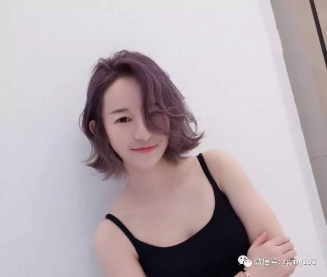 卷卷的发丝随意散落略显凌乱 慵懒中多了知性