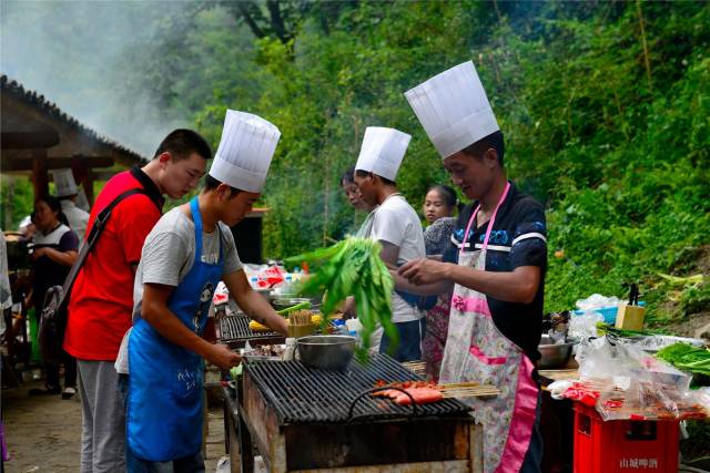 吃  烧烤师傅忙着老