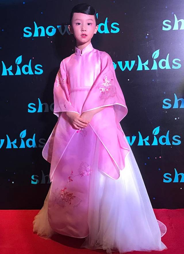 少儿模特大赛颁奖典礼,在典礼上为获选巴黎时装周"盖娅传说"(heaven