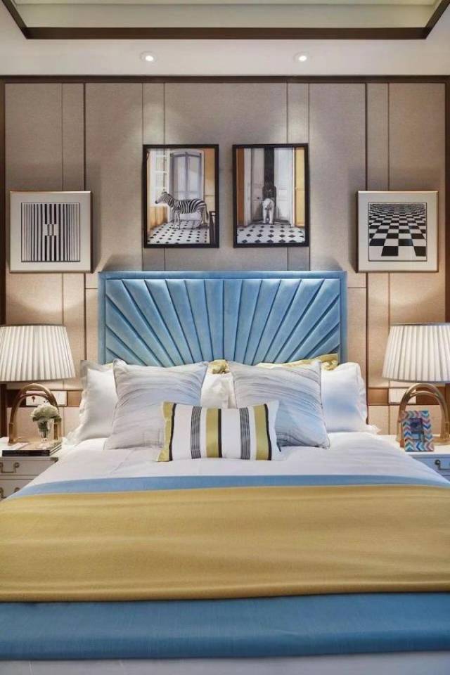 挂画高床背板本身也是背景墙的一道风景,利用与之颜色风格相匹配的挂