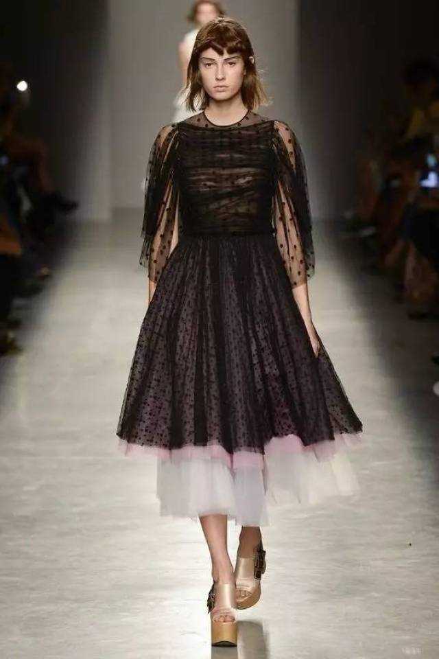 景甜身穿dior2017春夏系列的吊带黑纱裙装,优雅又显气质,白皙的肤色遇