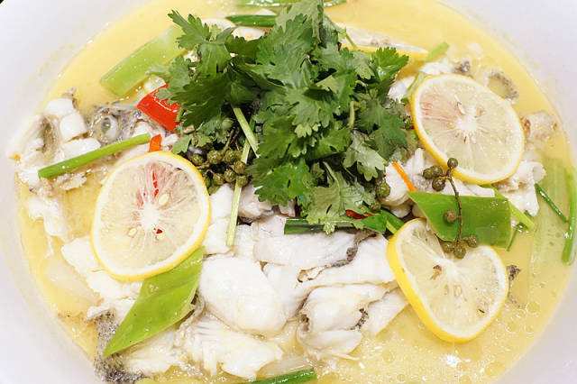 【干煎鱼卷】入口柔润清脆,咀嚼时齿颊留香,既没见鱼肉,也不含腥味,有