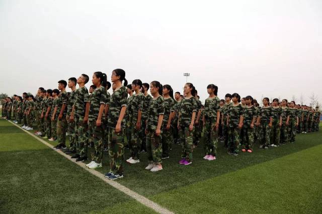 意气风发扬校威,沙场点兵励青春----西飞一中举行2017级新生军训开营