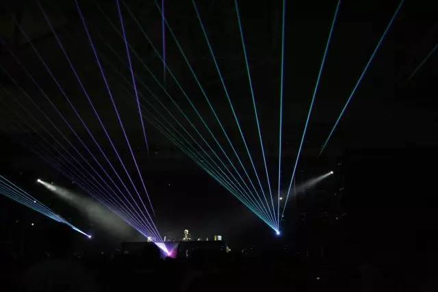 配合dj的打碟而不断变换的灯光,经过灯光师的提前设计,跟着节拍一起