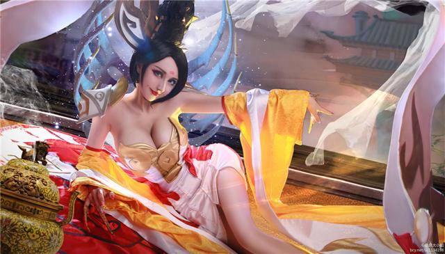 这套cos图,想必很多人会觉得后期很重,但是其实是coser身材真的很棒!