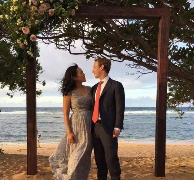 参加朋友婚礼,两人在科莫湖边恨不得再举行一次婚礼