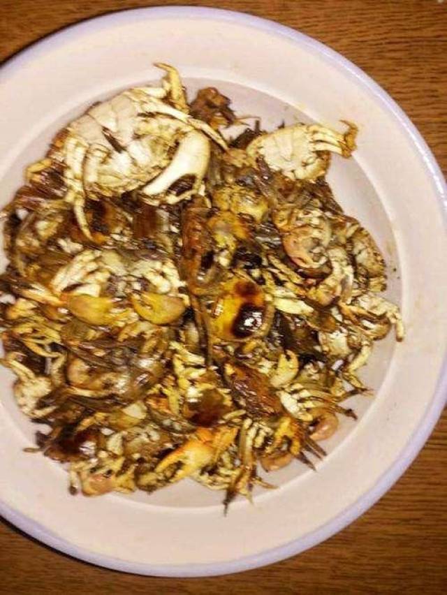 在胶东沿海人们叫它屎蟹子,麻婆子,因为沙蟹个头很小,通常只有一元