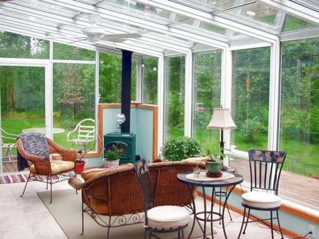 防止潮气上升; ③阳光房冬冷夏热,为了防止室内空调费用使用过多,我们