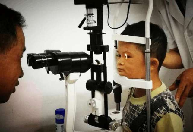 父亲年轻时因蛇咬被迫截肢而成残疾,母亲从小患小儿麻痹症,又不幸被牛