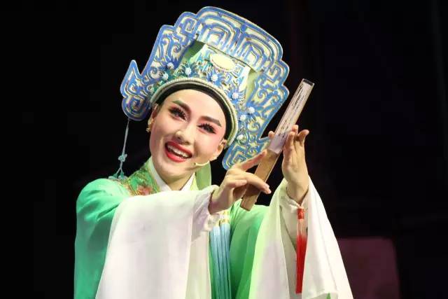 缪新斌,当地知名女小生,原籍福建福鼎前岐,现定居苍南县城灵溪镇.