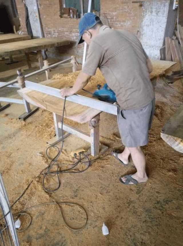 原始粗野的原木蜕变为精美实木大板, 步步挑剔的打磨工艺可建奇功