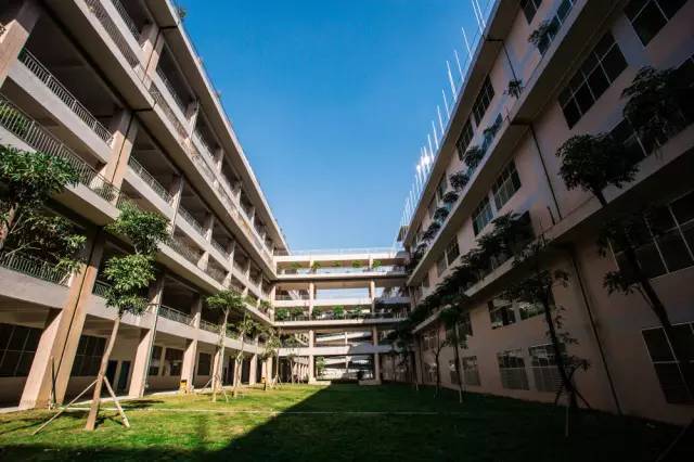 仰恩大學位於福建省泉州市洛江區馬甲鎮,學校於1987年由愛國華僑